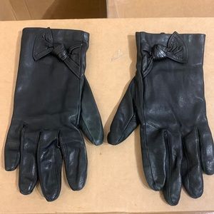 Etienne Aigner 100% leather shell glove and 100% cashmere lining in Black